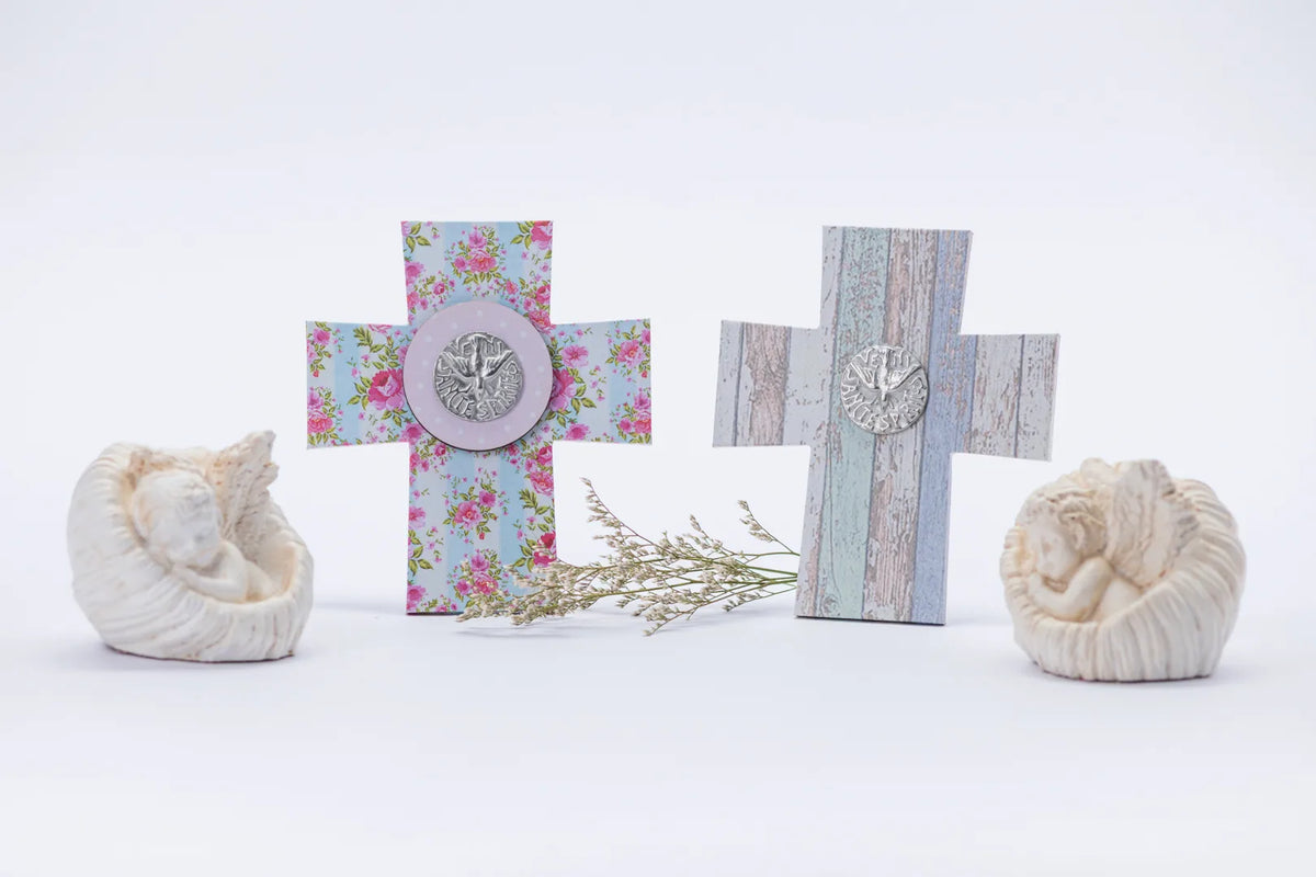 Set de cruces enmarcadas y figuras decorativas