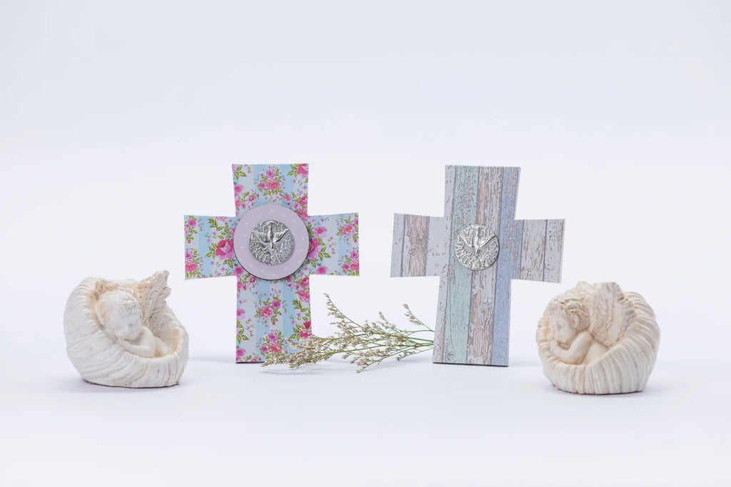 Set de cruces enmarcadas y figuras decorativas