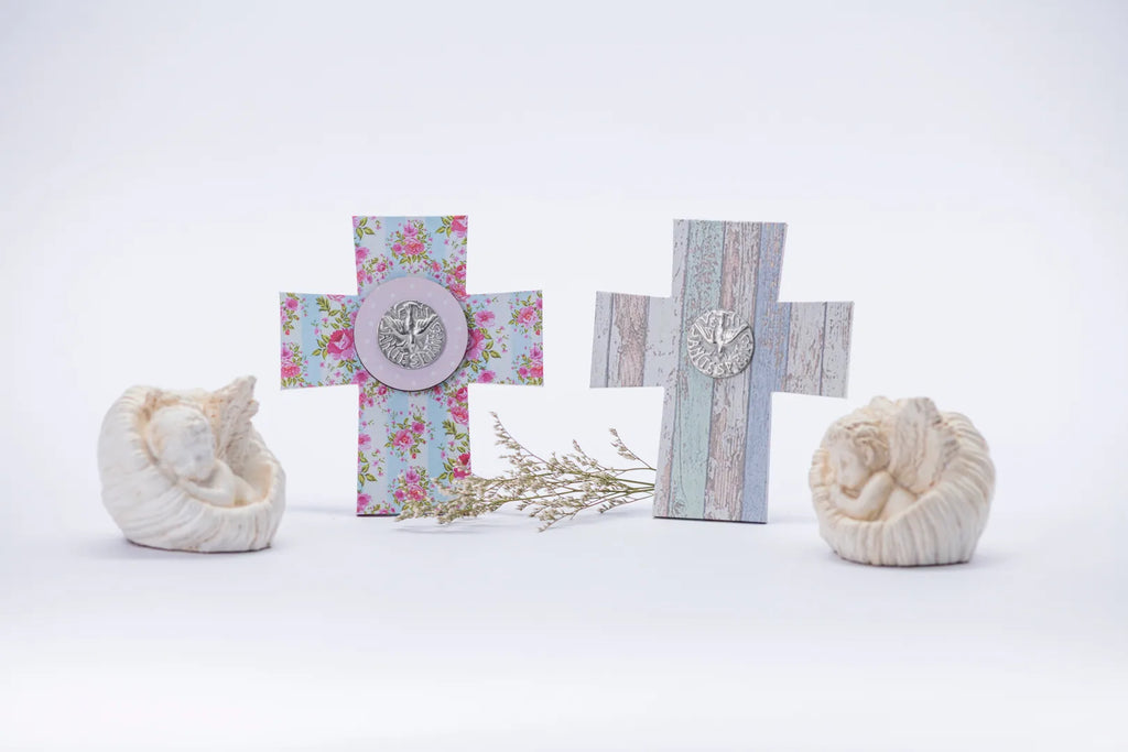 Set de cruces enmarcadas y figuras decorativas