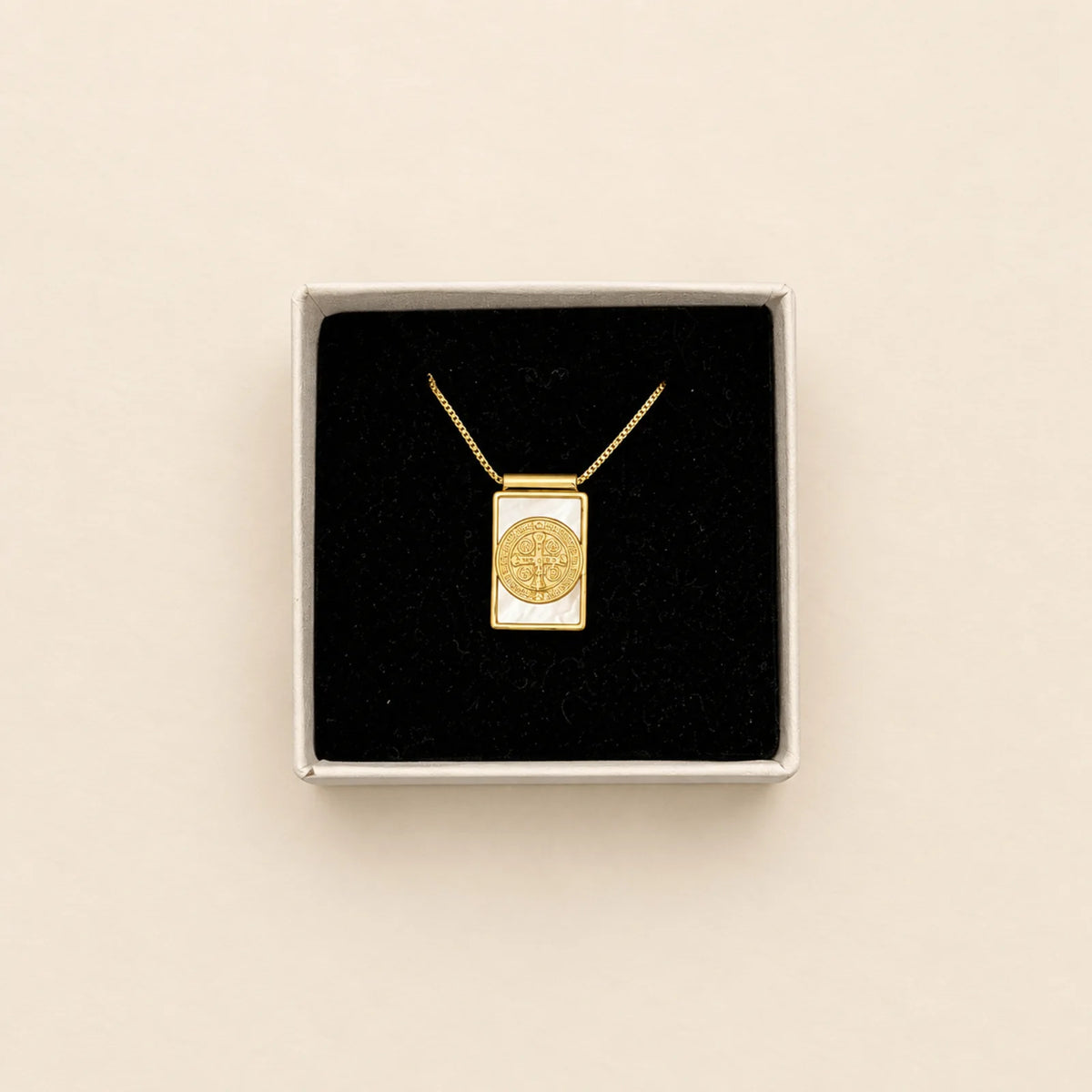 Collar con dije cuadrado