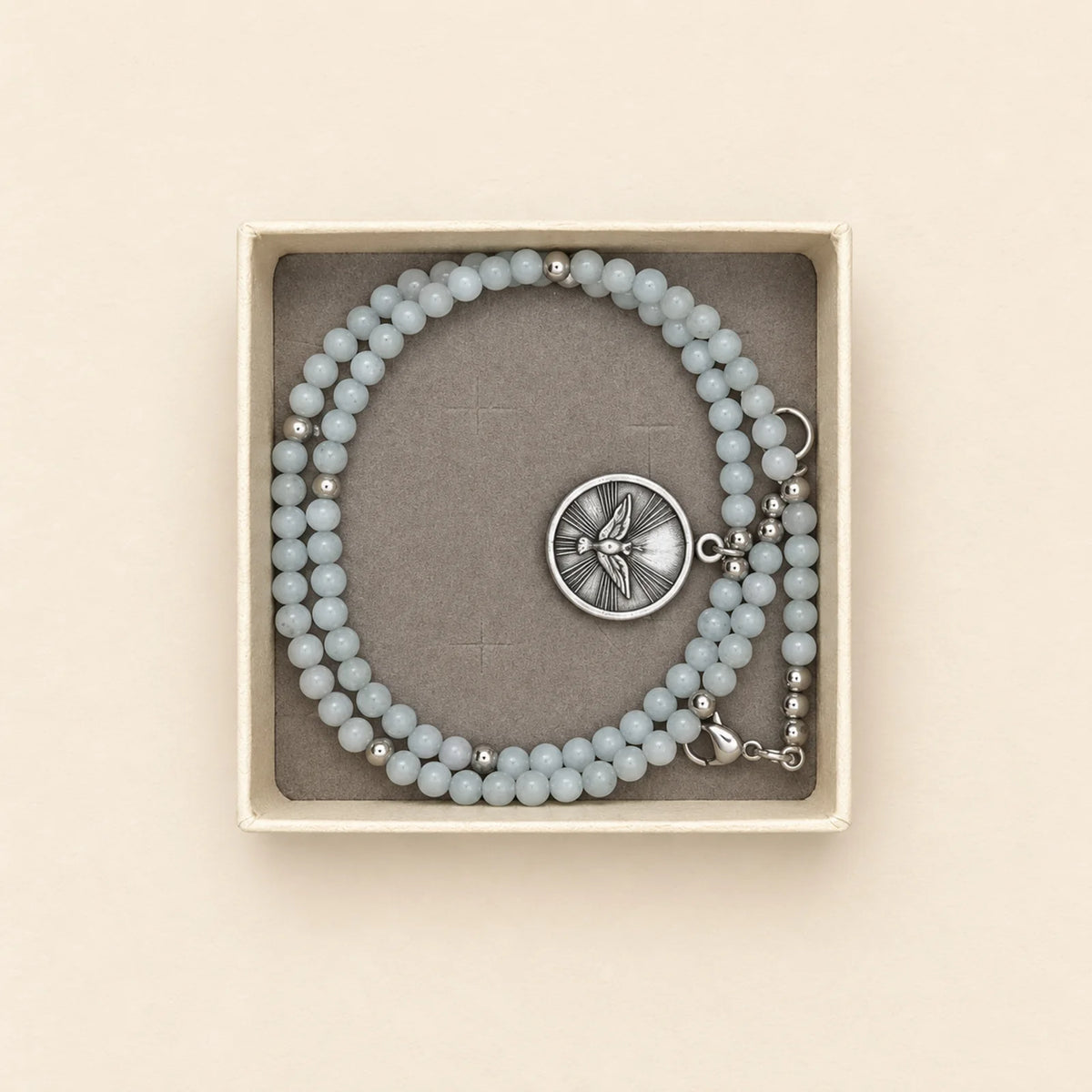 Pulsera gris con medalla