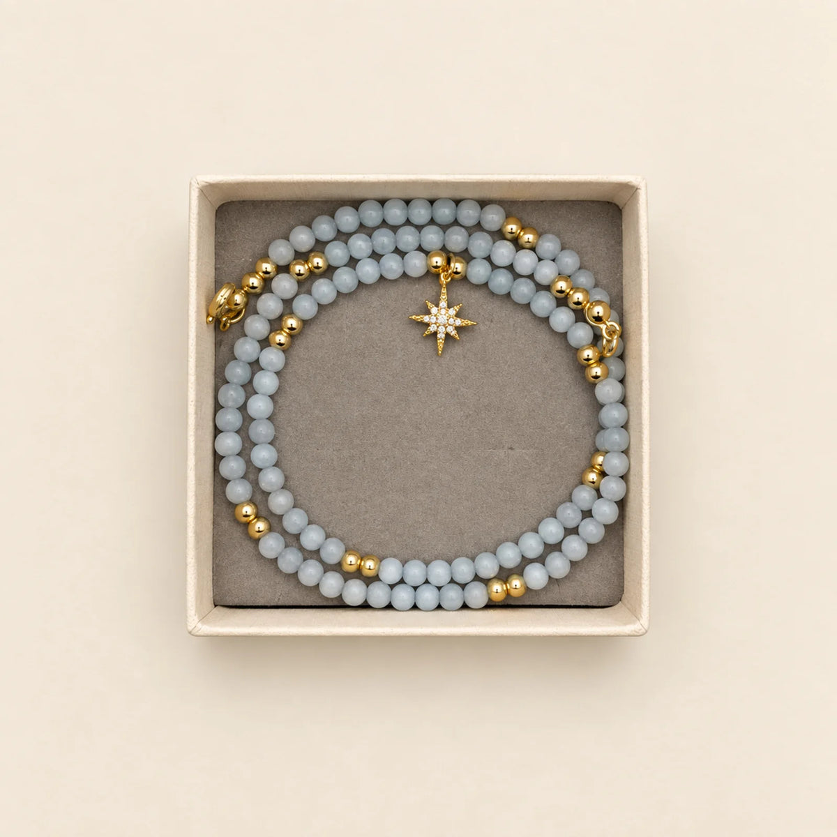 Pulsera gris con medalla