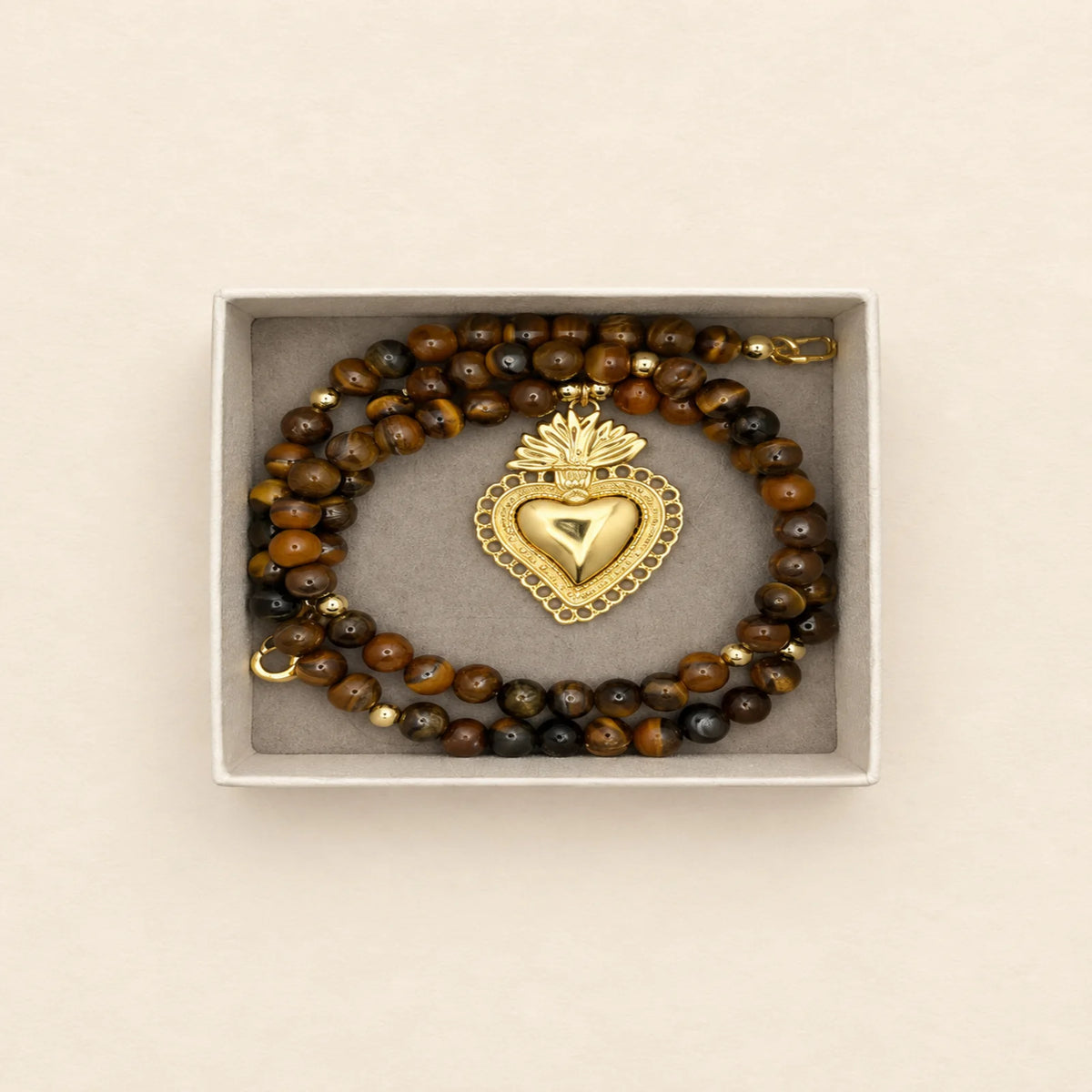 Pulsera marrón con dije de corazón