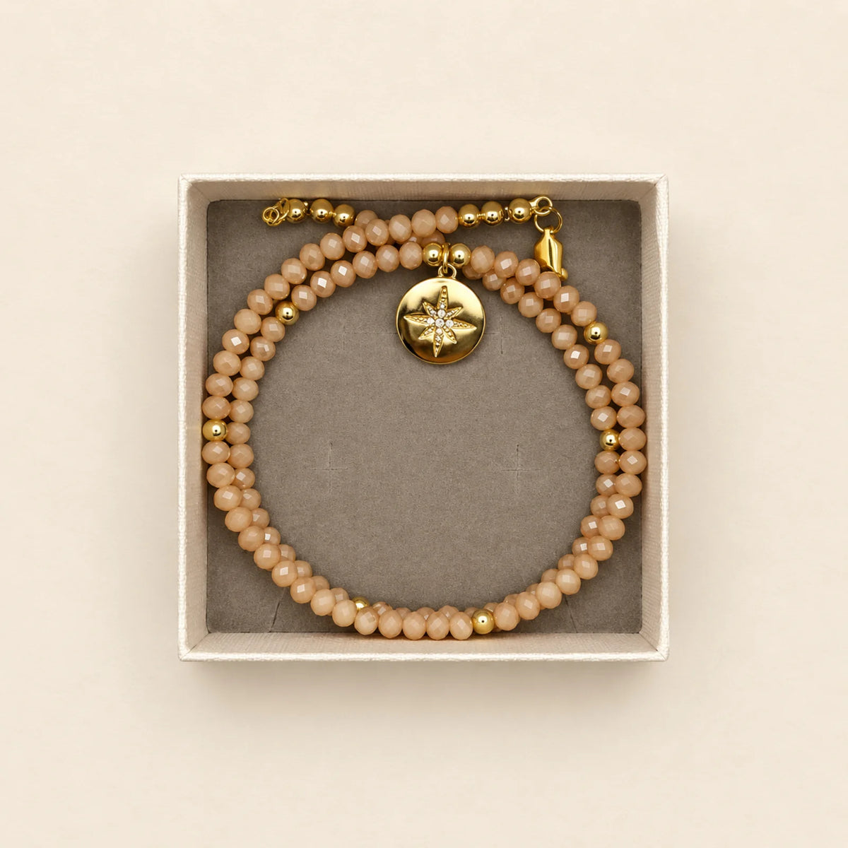Pulsera marrón con medalla