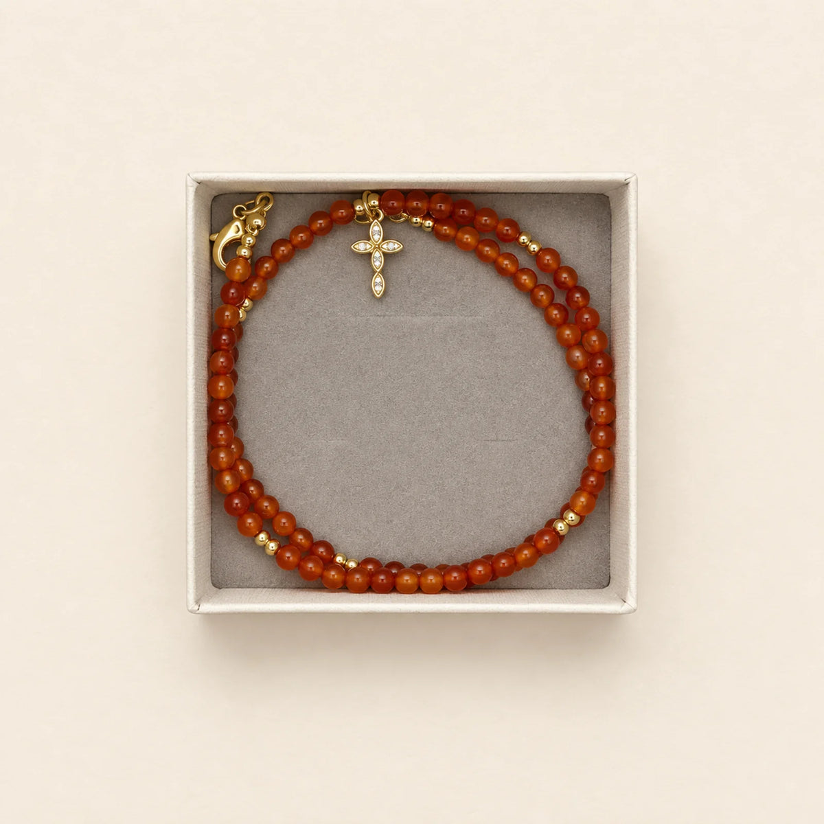 Pulsera marrón con medalla
