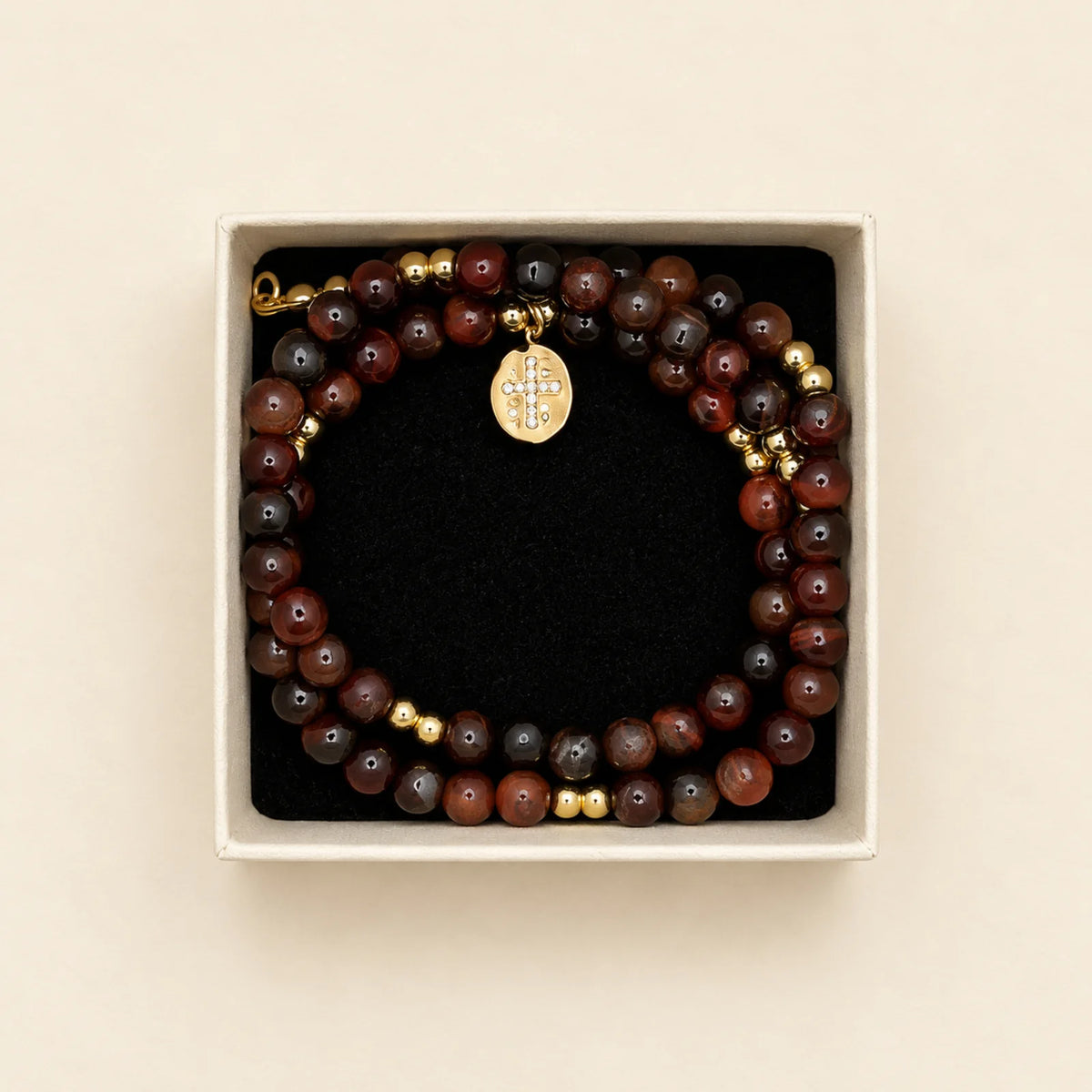 Pulsera marrón con medalla