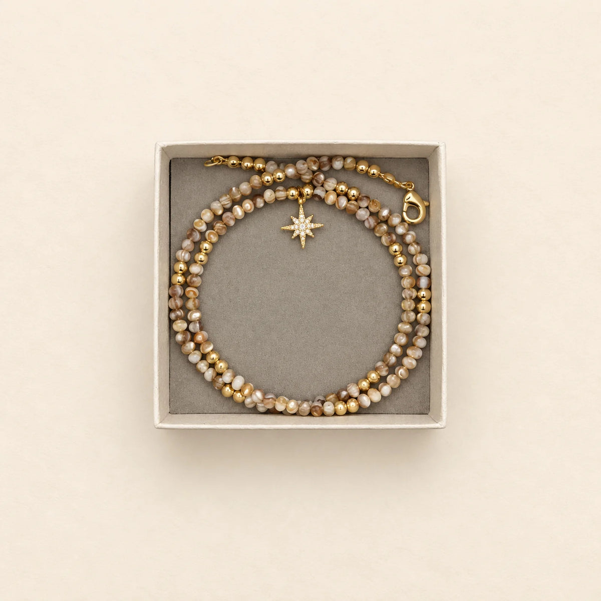 Pulsera marrón de cuentas