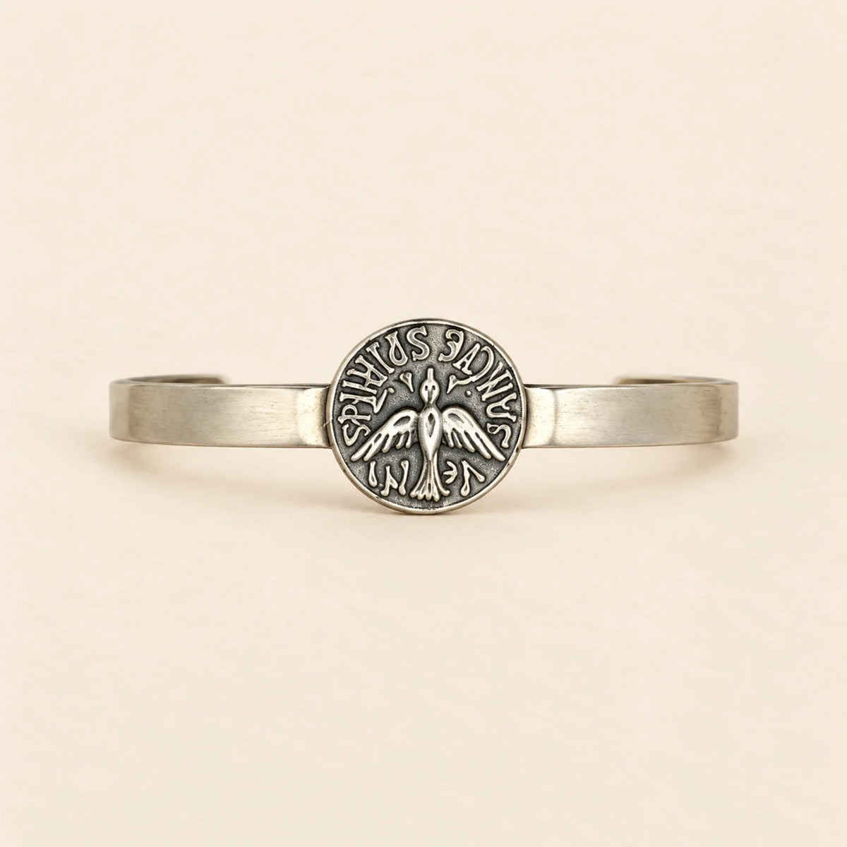 Pulsera metálica con medallón