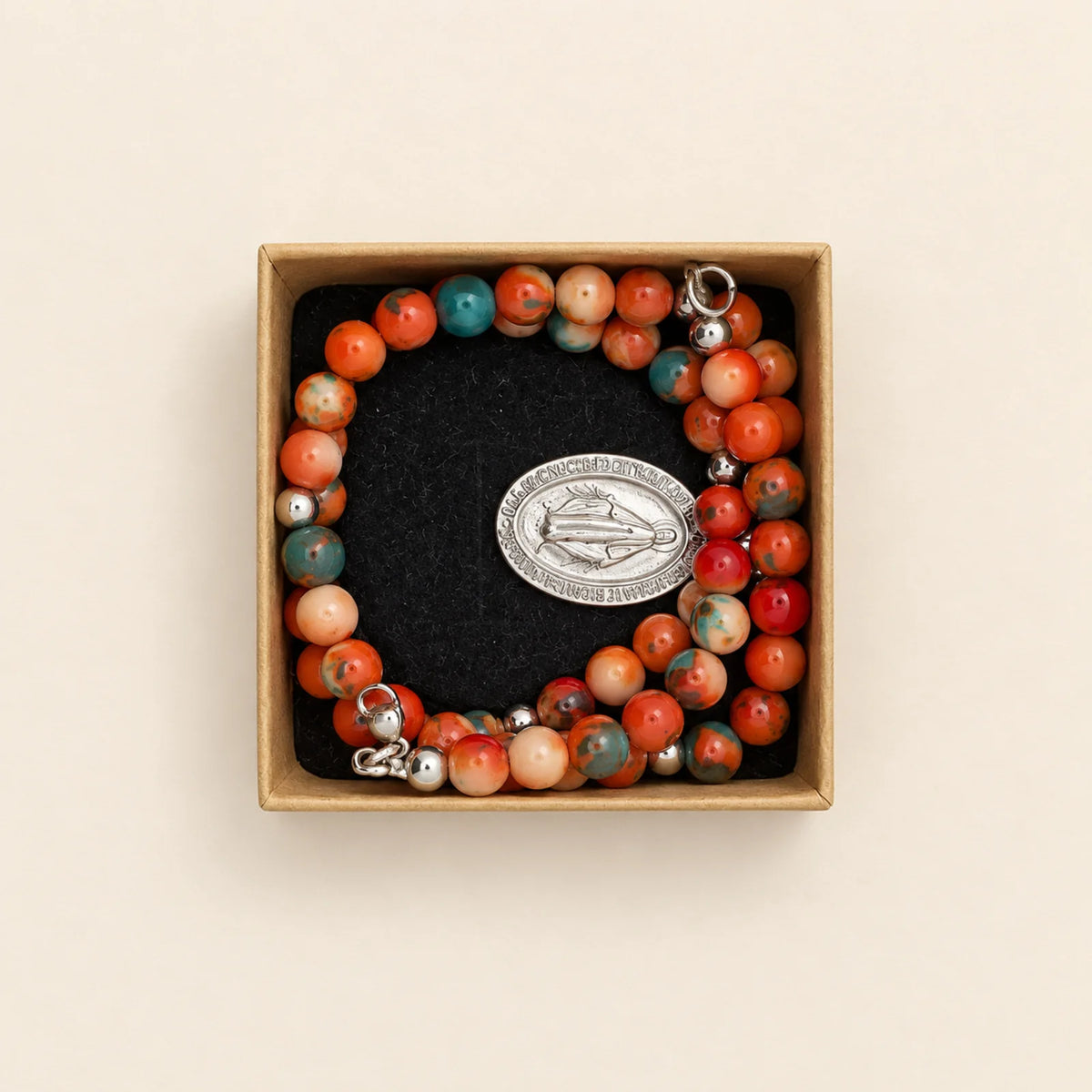Pulsera naranja y negra con medalla