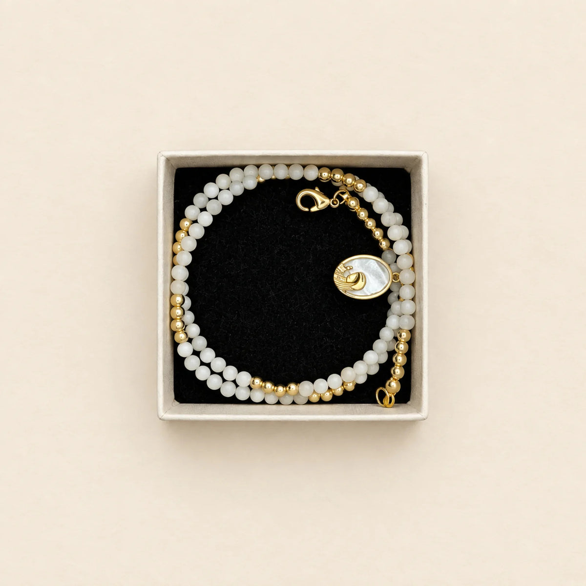 Pulsera negra con dije de luna
