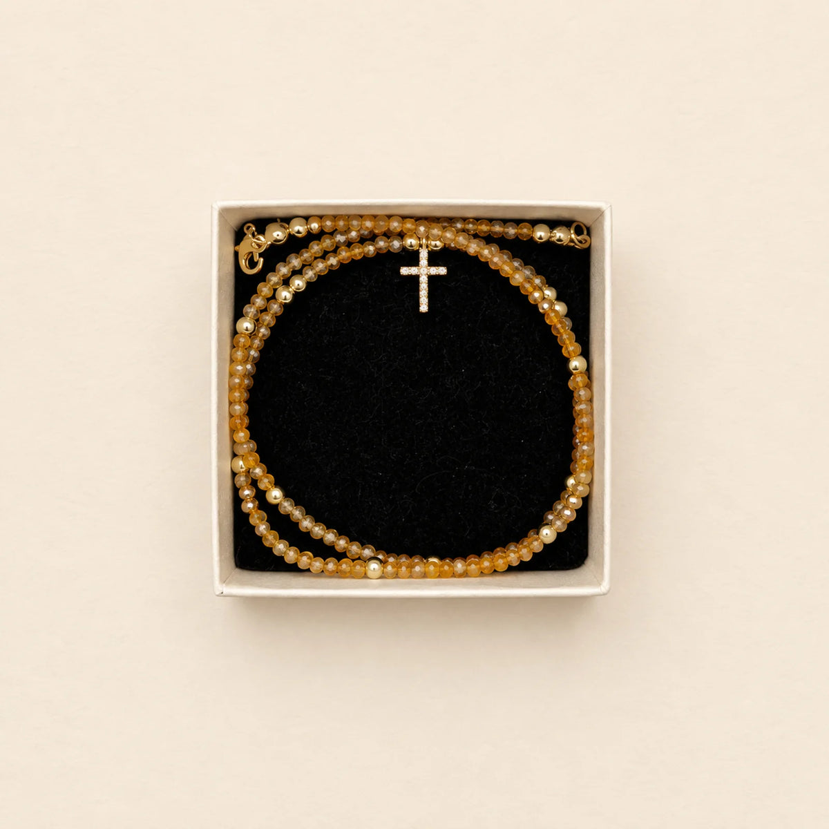 Pulsera dorada con cruz