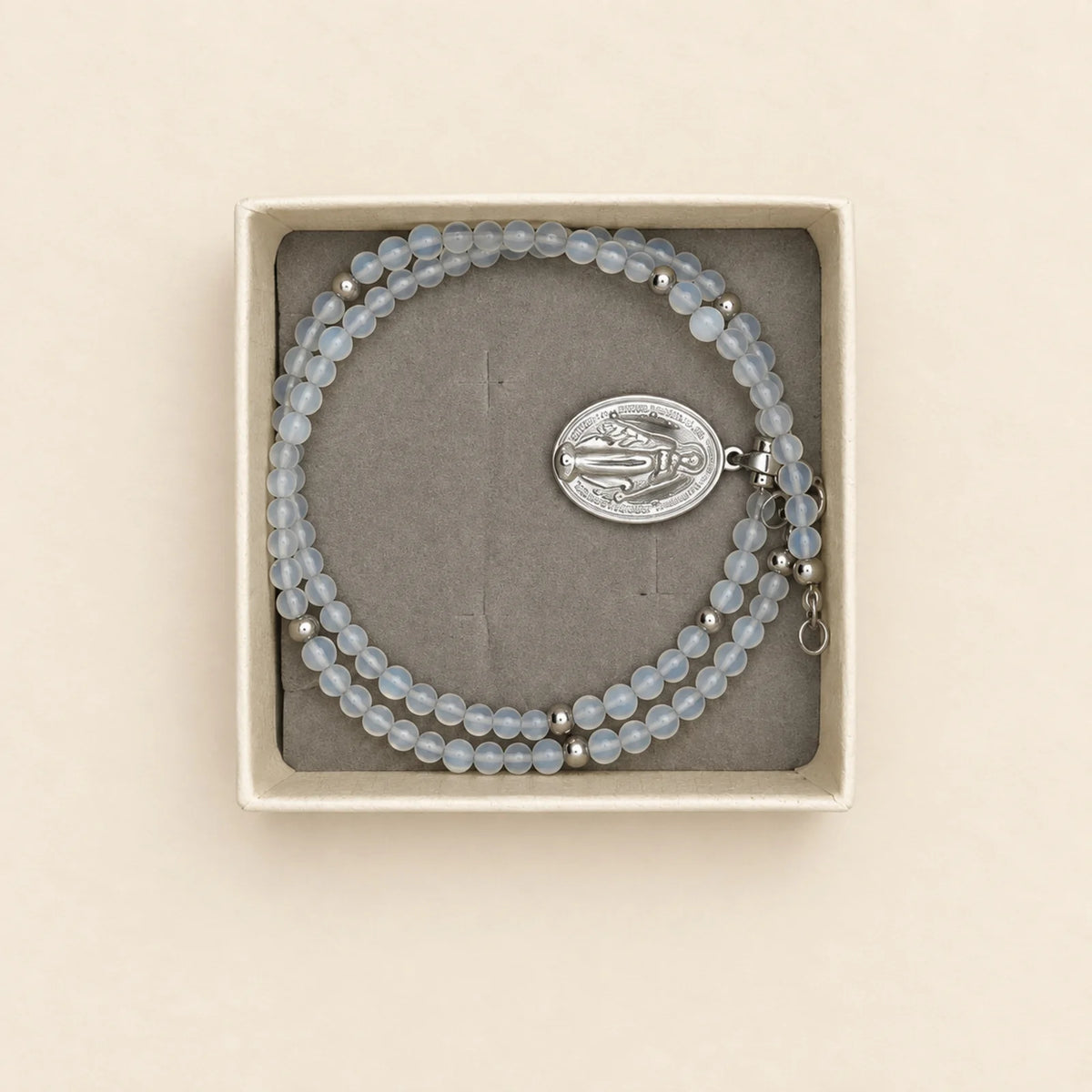 Pulsera plateada con medalla