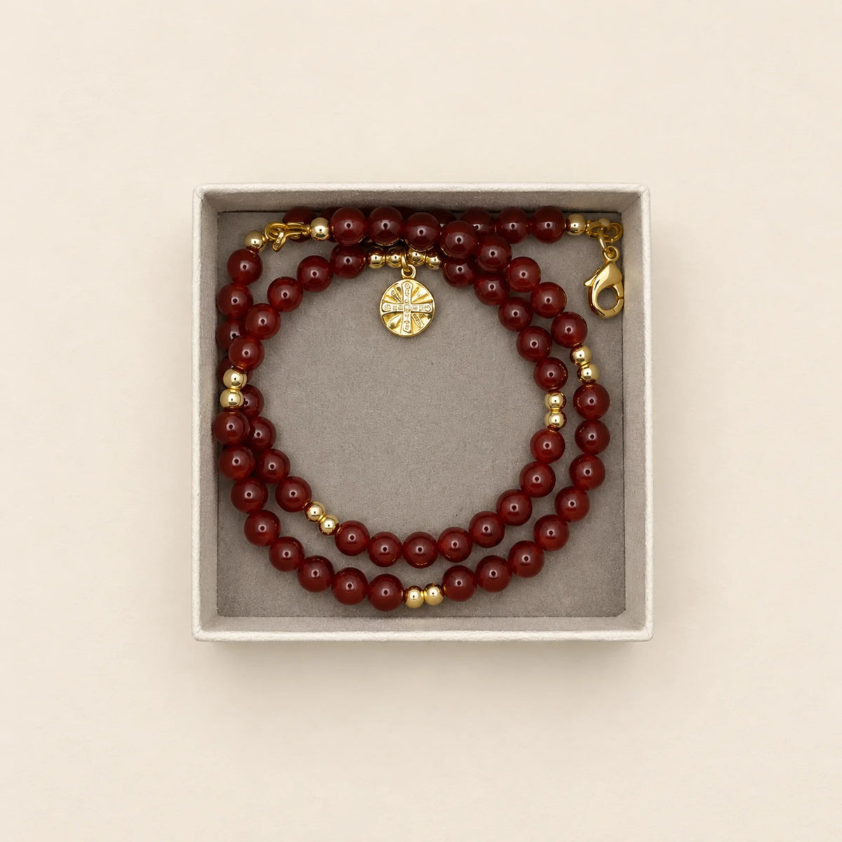Pulsera roja con cruz