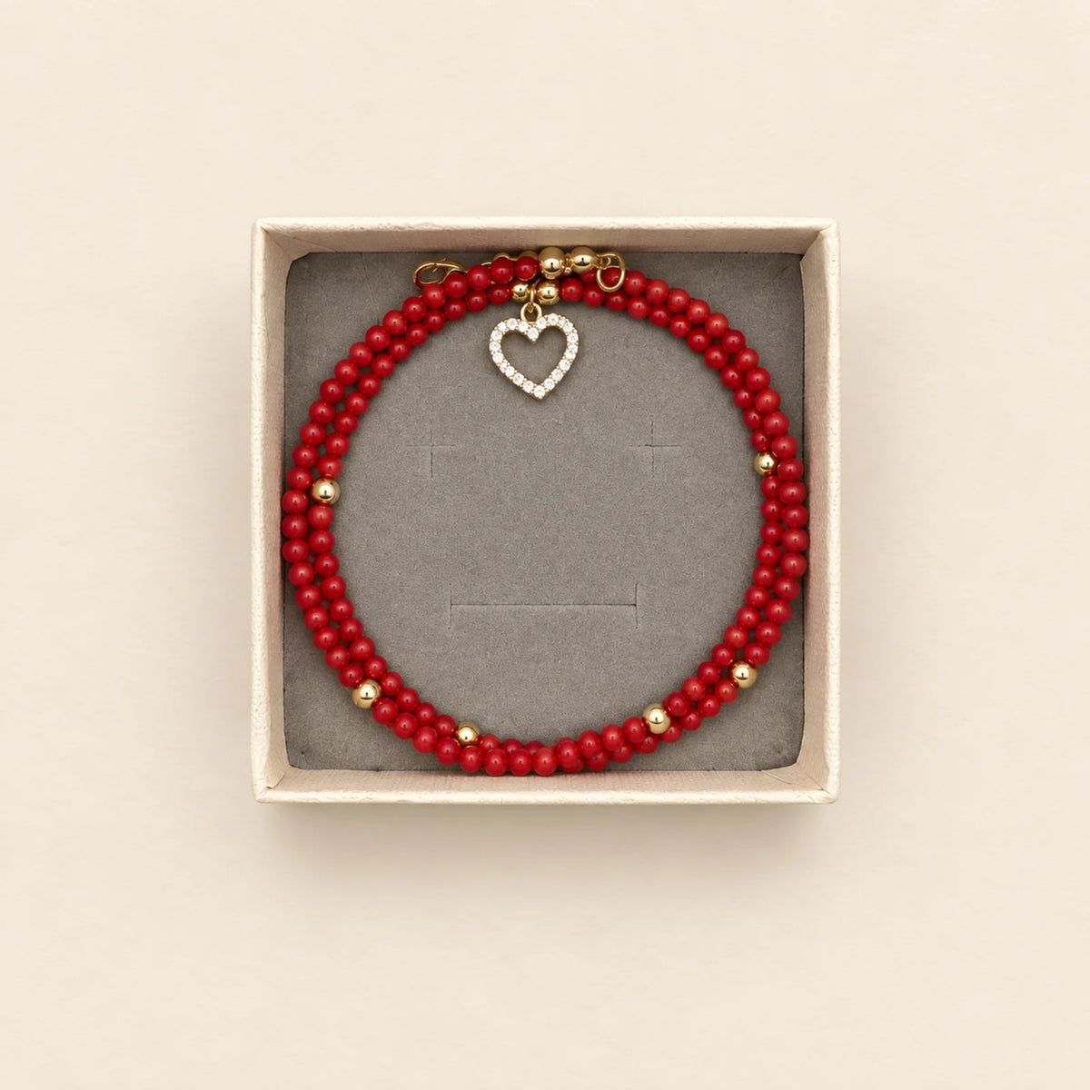 Pulsera roja con medalla