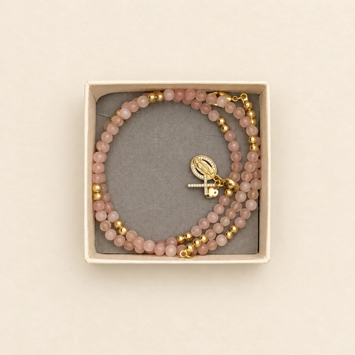 Pulsera rosada con medalla