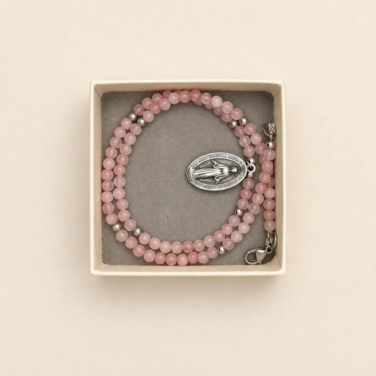 Pulsera rosada con medalla