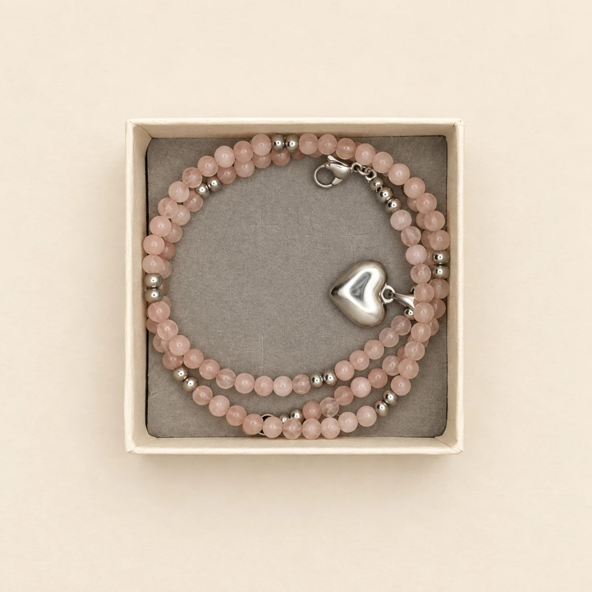 Pulsera rosada con medalla