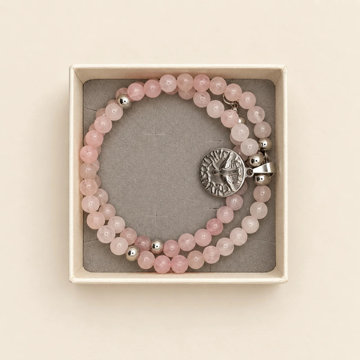 Pulsera rosada con medallón