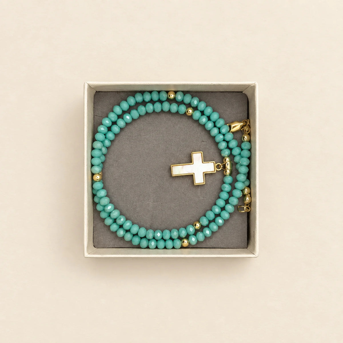 Pulsera turquesa con cruz