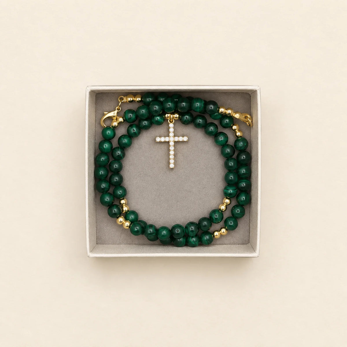 Pulsera verde con cruz