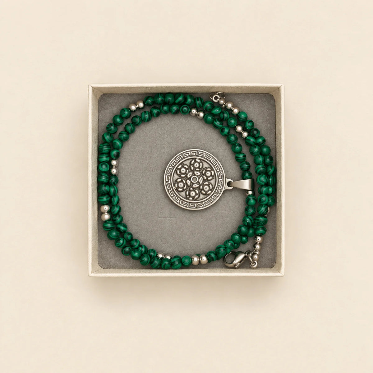Pulsera verde con medalla
