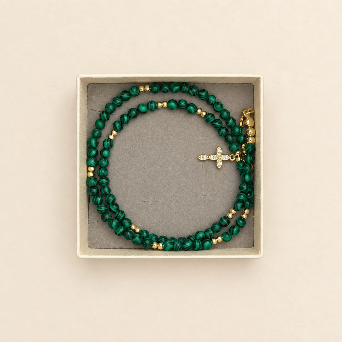 Pulsera verde con medalla