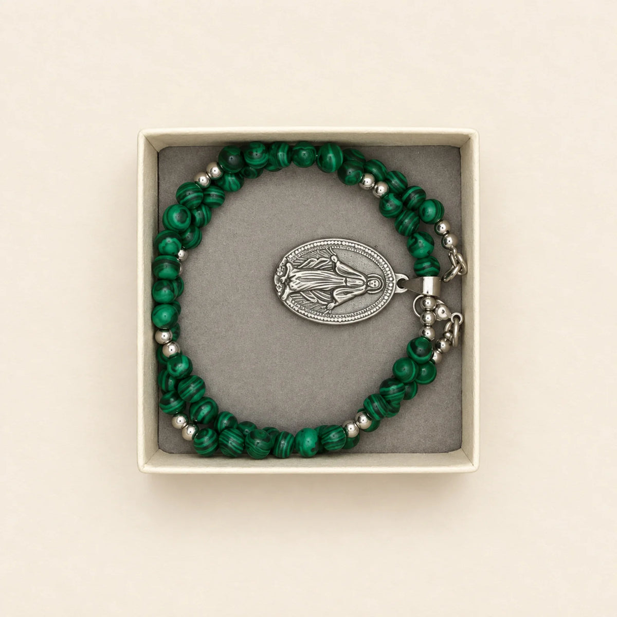 Pulsera verde con medalla alargada