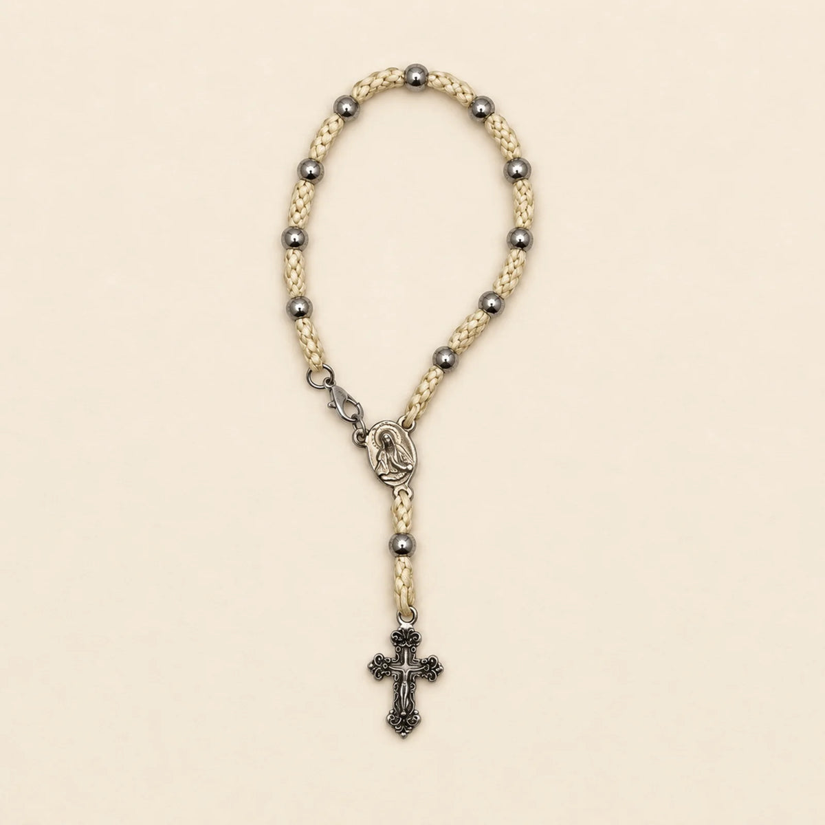 Decenario gris con cruz