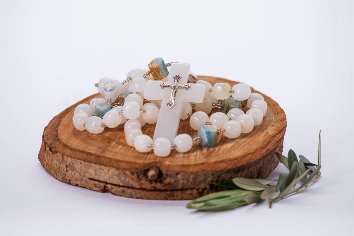 Rosario o pulsera de cuentas sobre base de madera