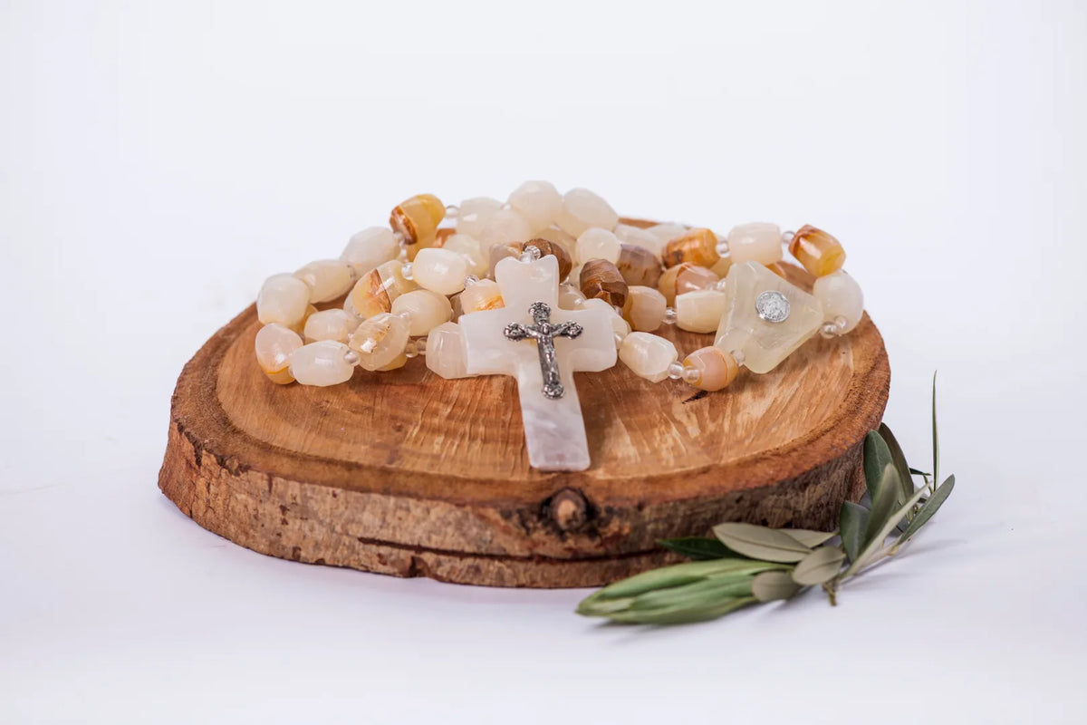 Rosario o pulsera de cuentas sobre base de madera