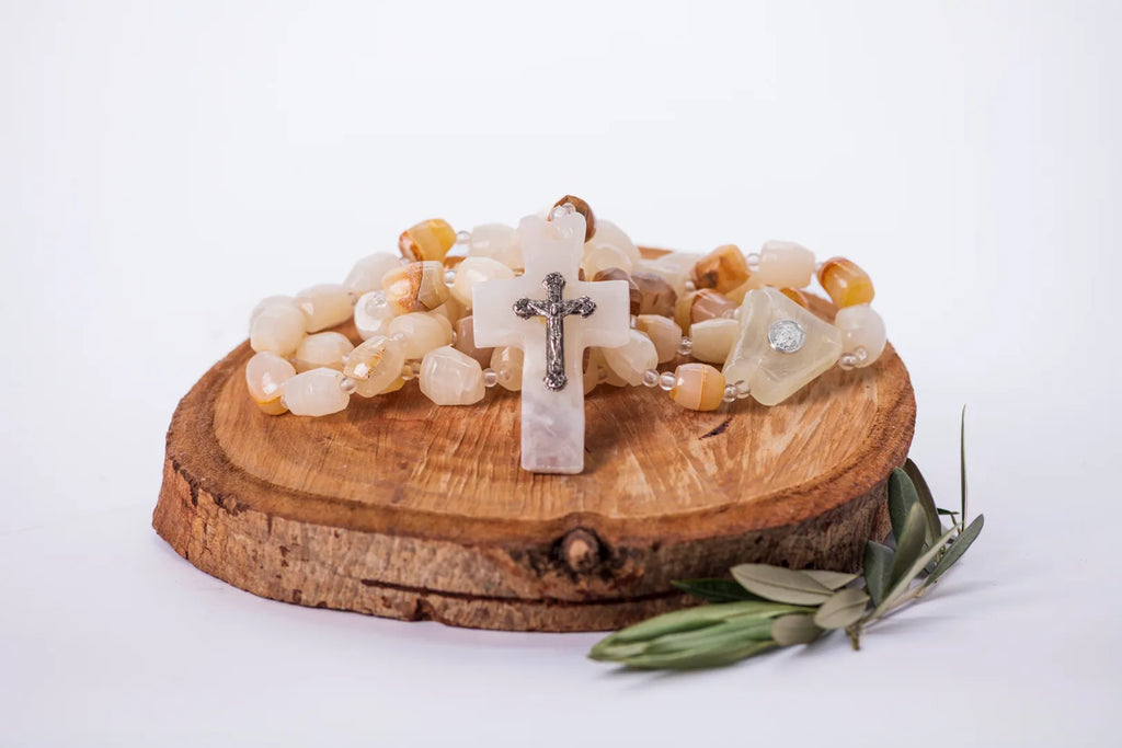 Rosario o pulsera de cuentas sobre base de madera