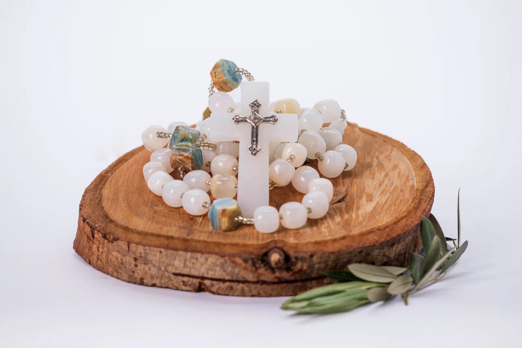 Rosario o pulsera de cuentas sobre base de madera