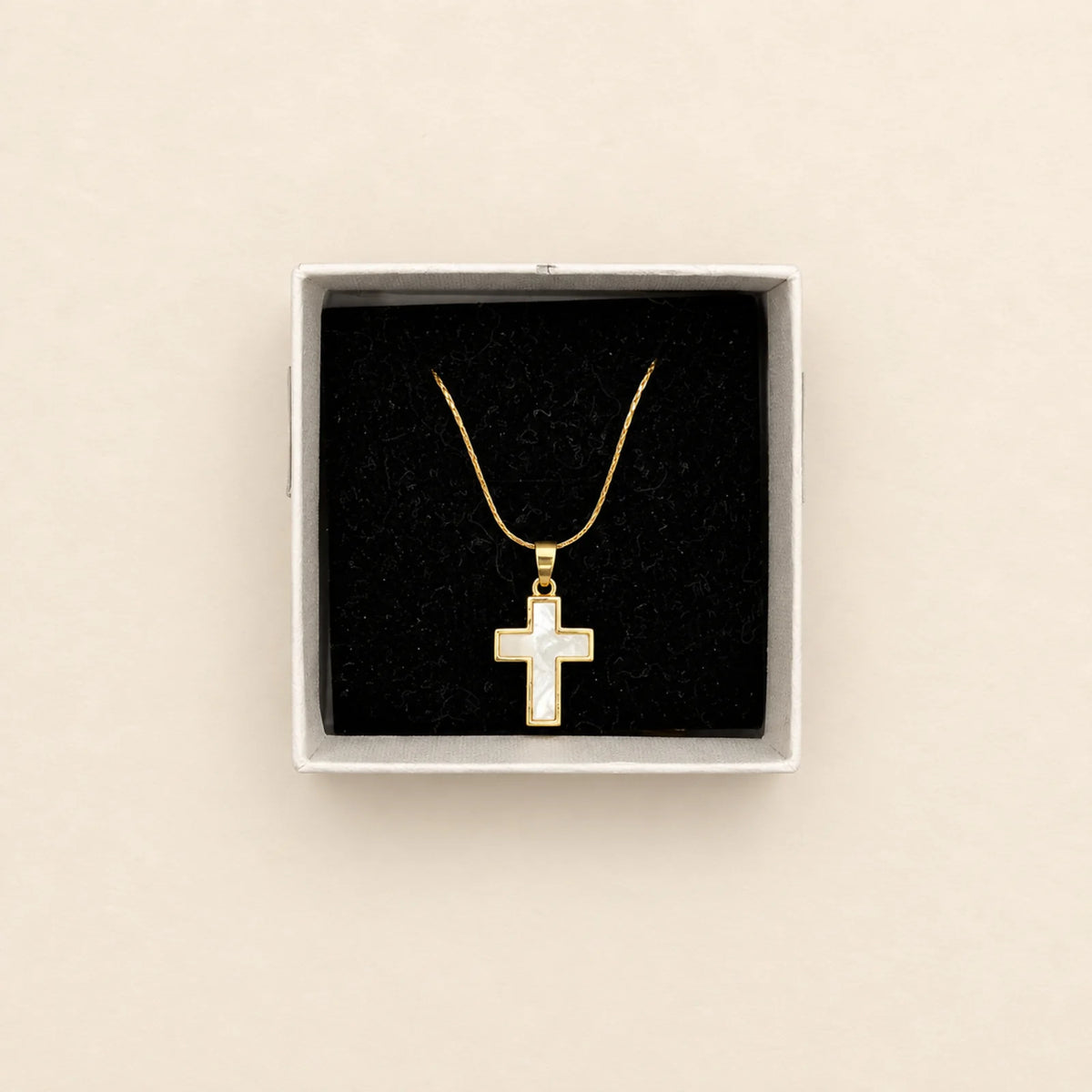 Collar dorado con cruz