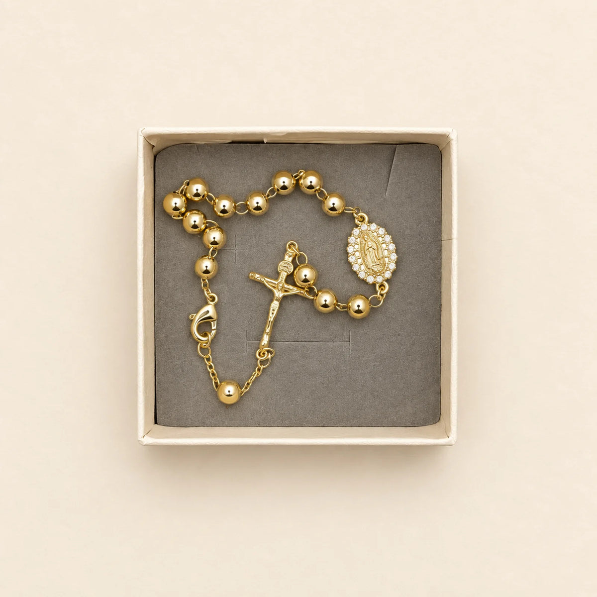Collar dorado con medalla