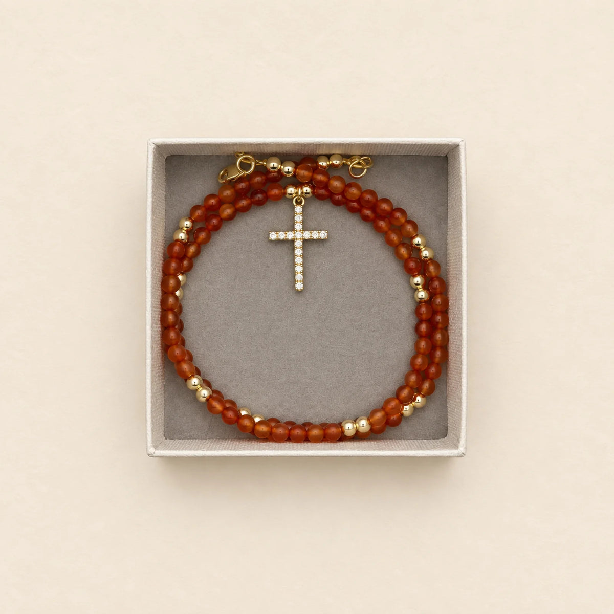 Collar dorado con medalla