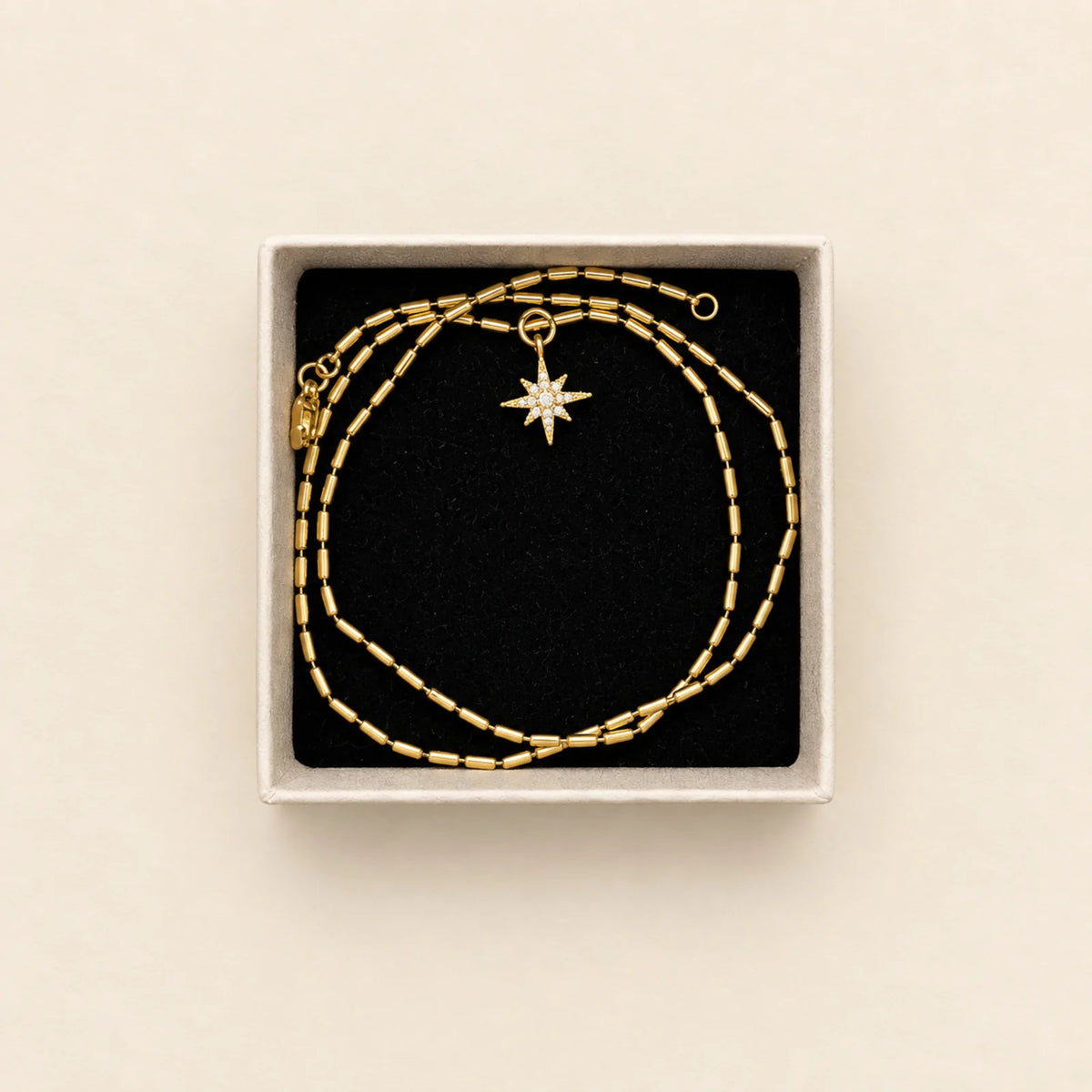 Collar oscuro con medalla