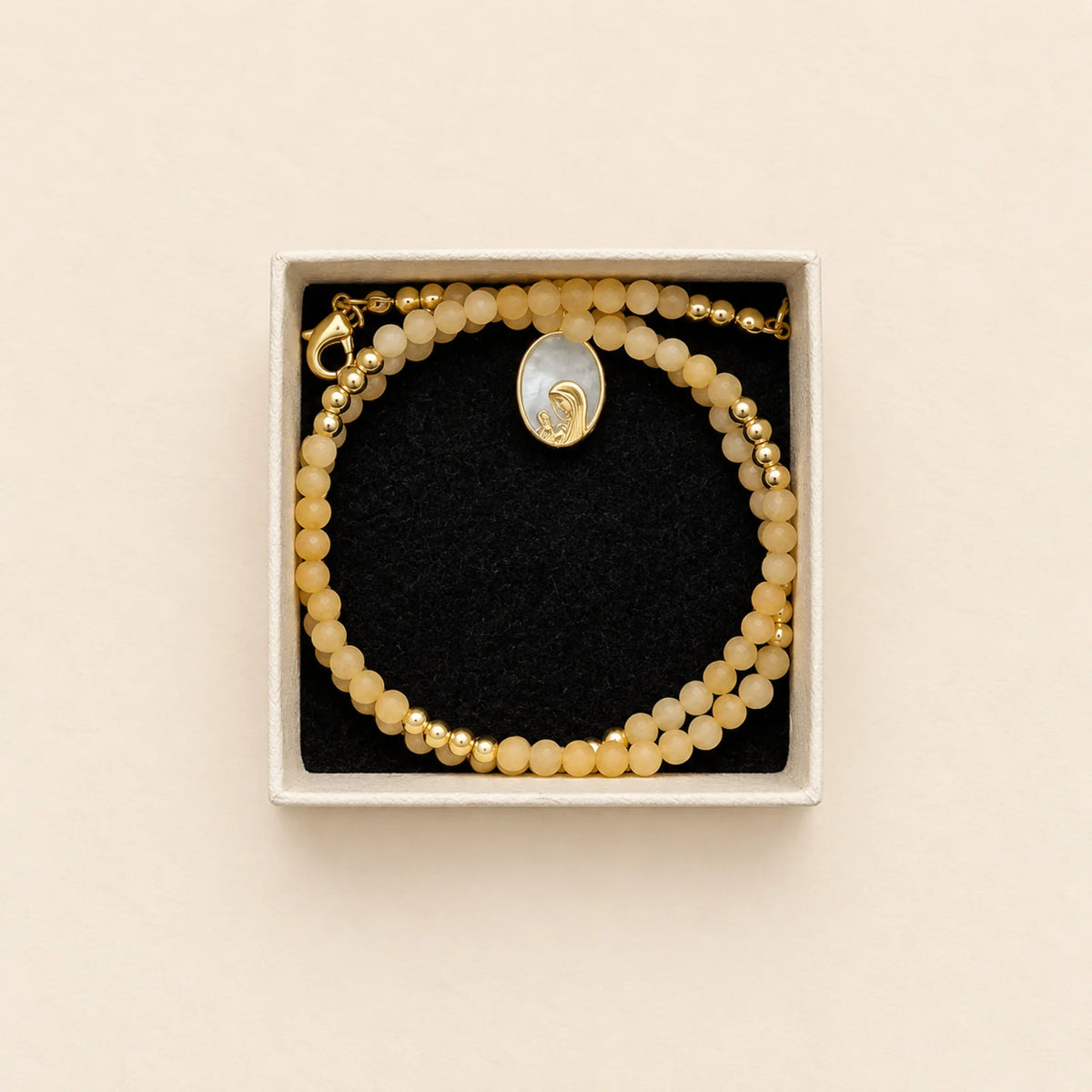 Collar oscuro con medalla
