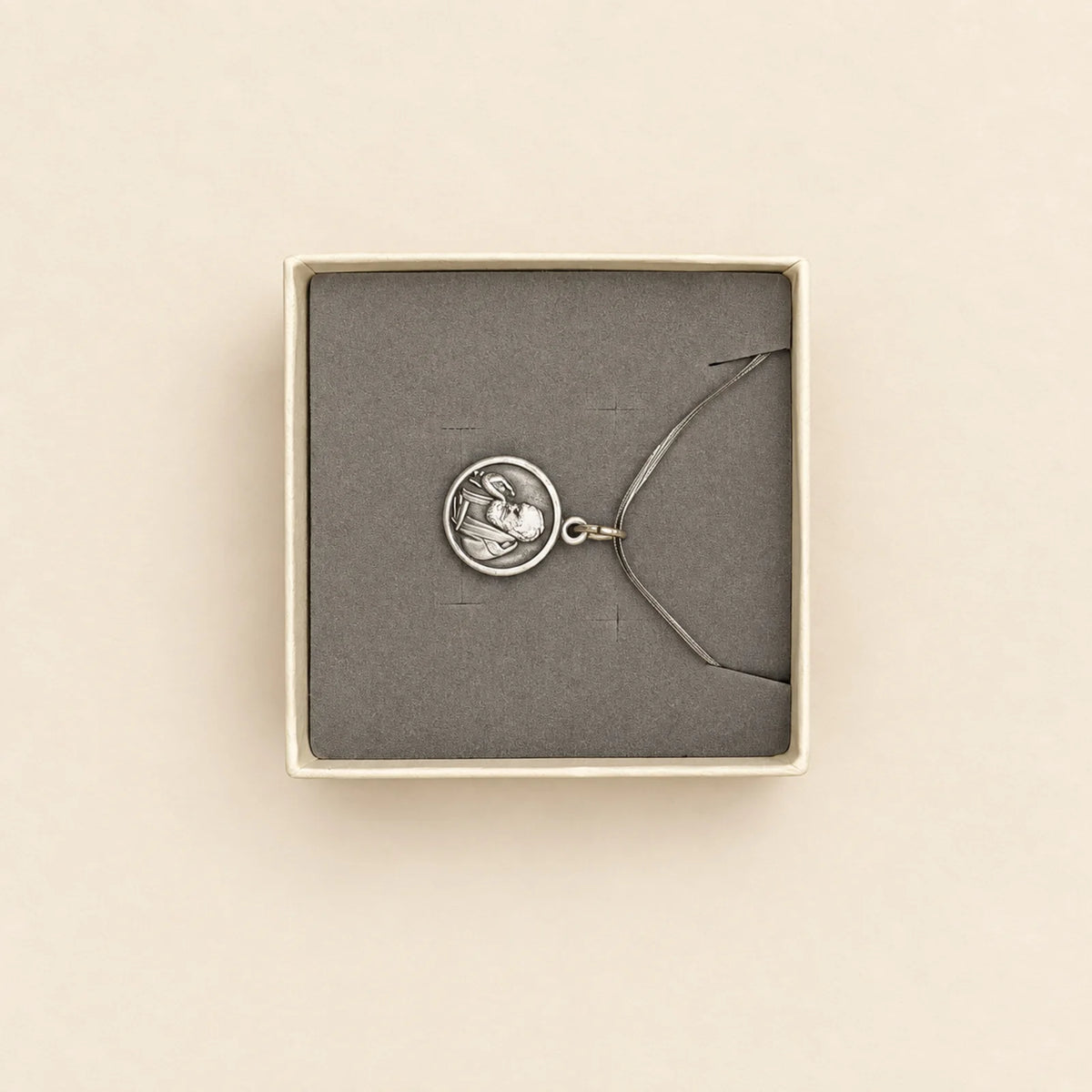 Collar plateado con medalla