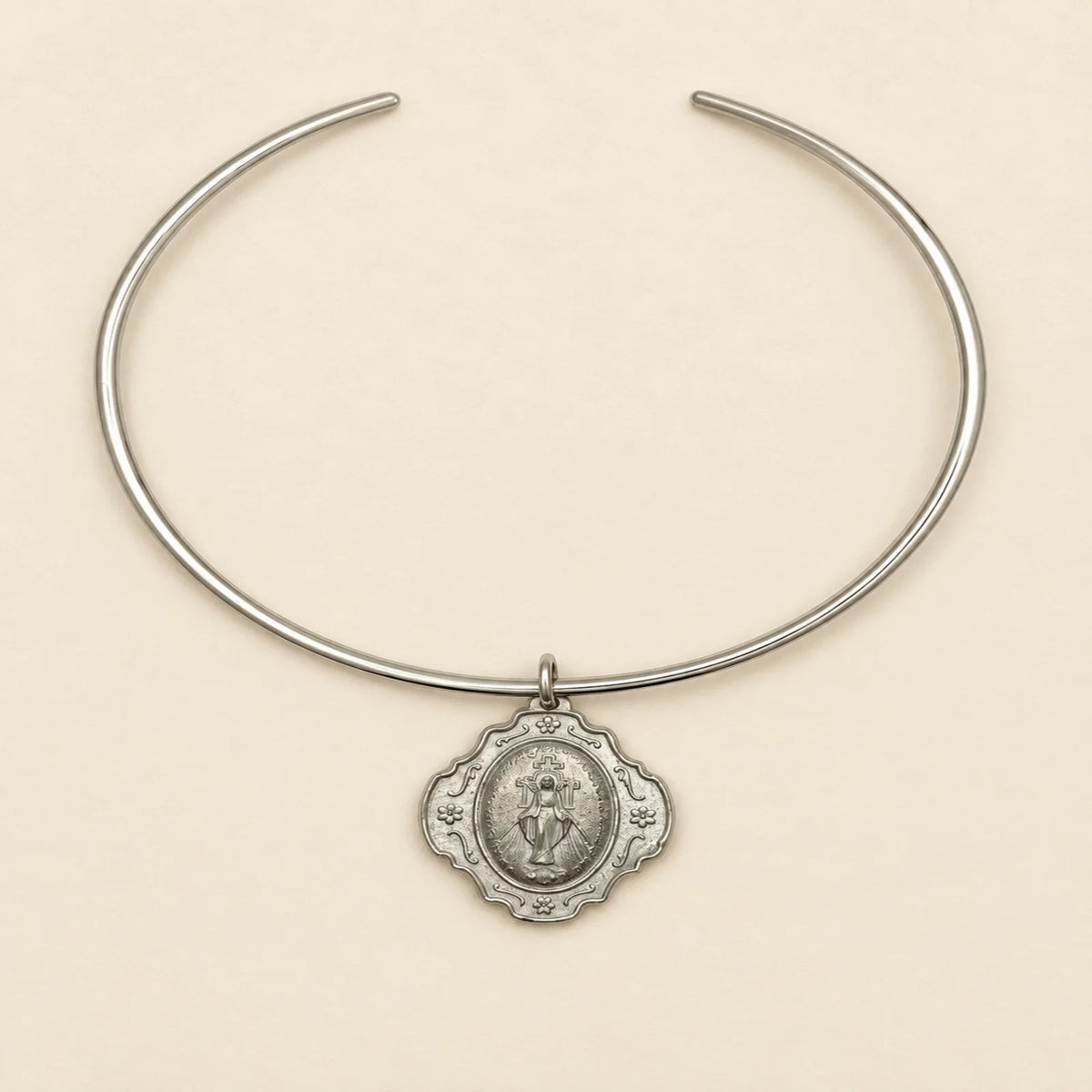 Collar rígido con medalla