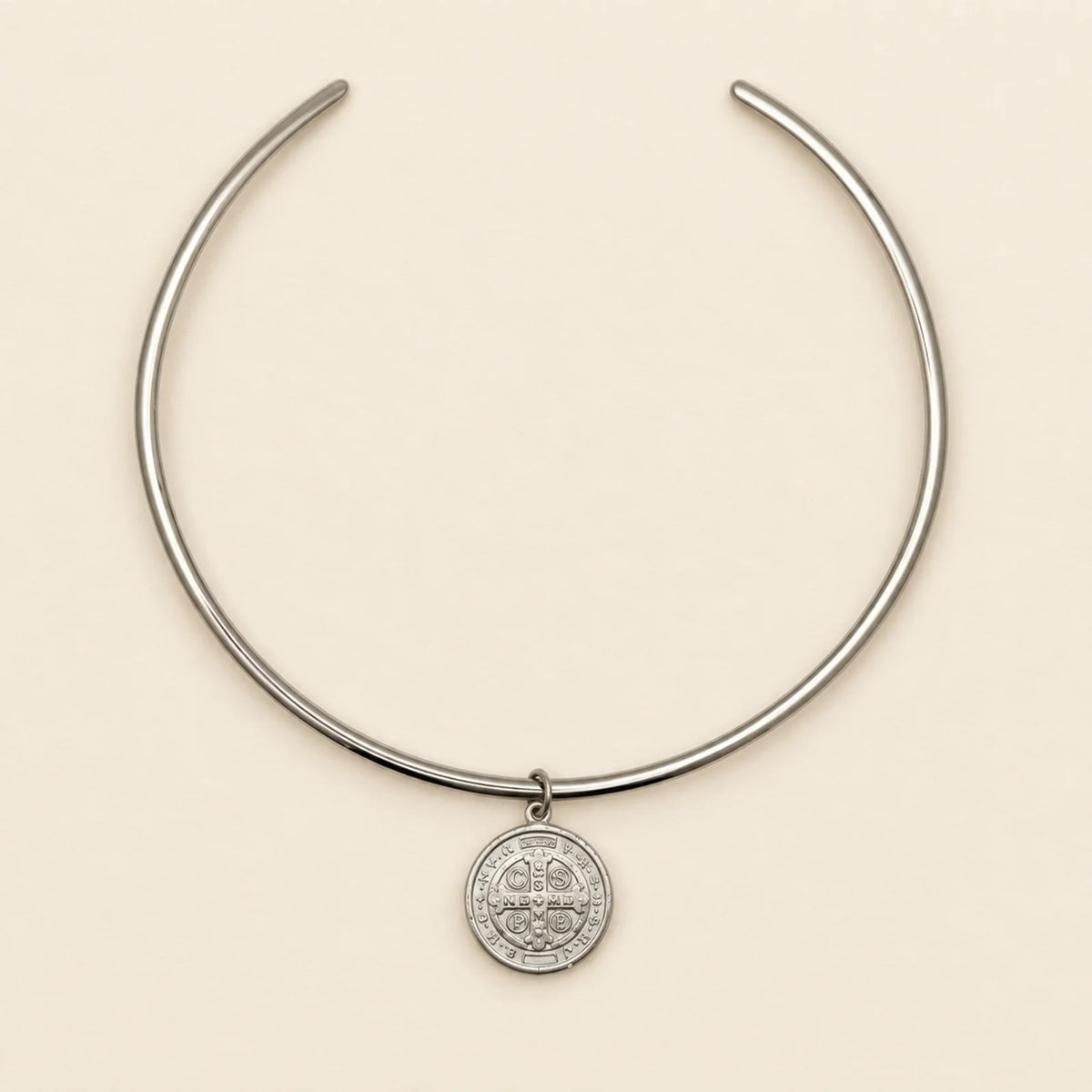 Collar rígido con medalla