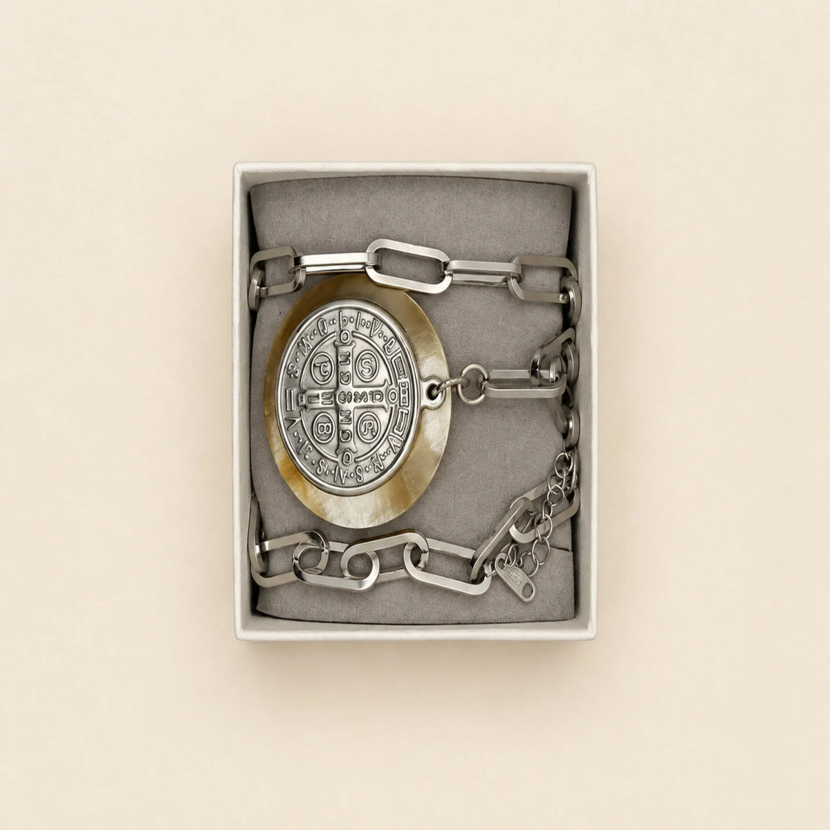 Joya plateada con medalla en estuche