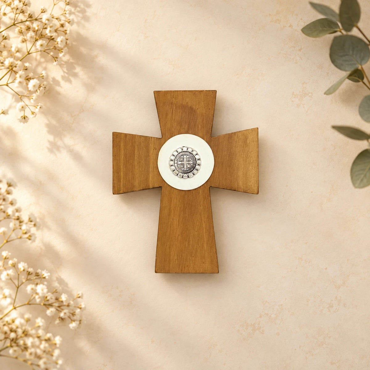 Cruz de madera con medallón