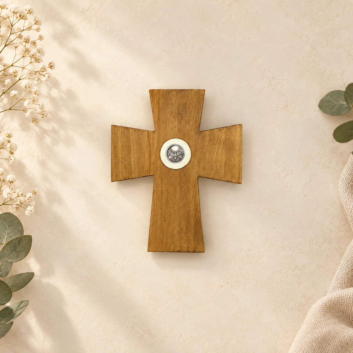 Cruz de madera con medallón central