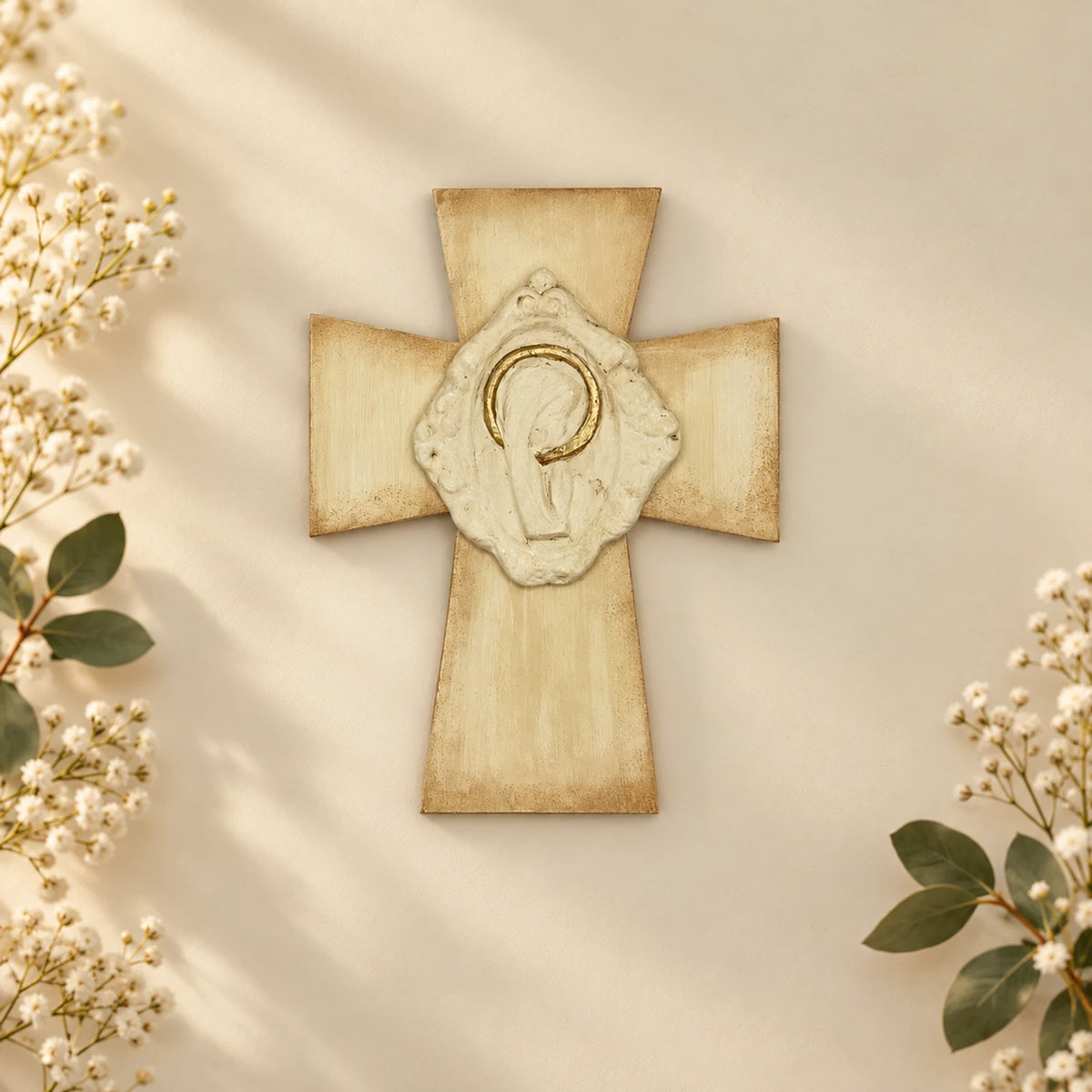 Cruz de pared en madera y relieve