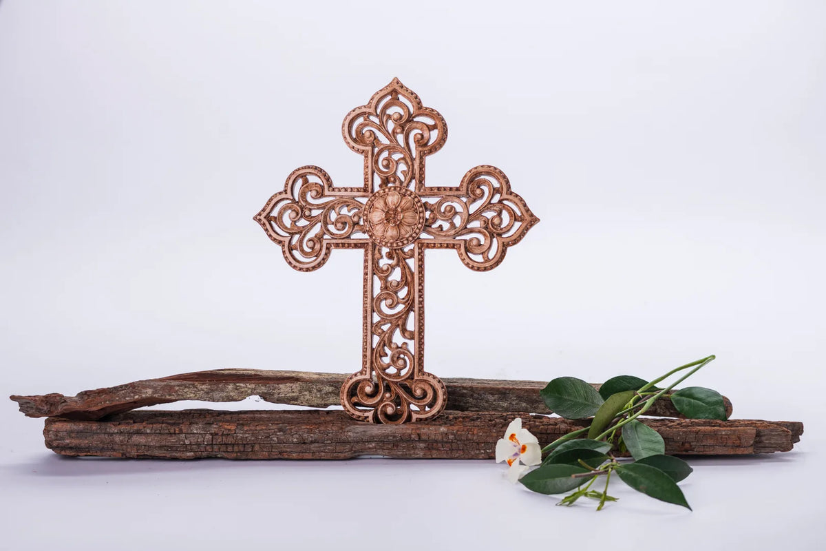 Cruz ornamental cobriza