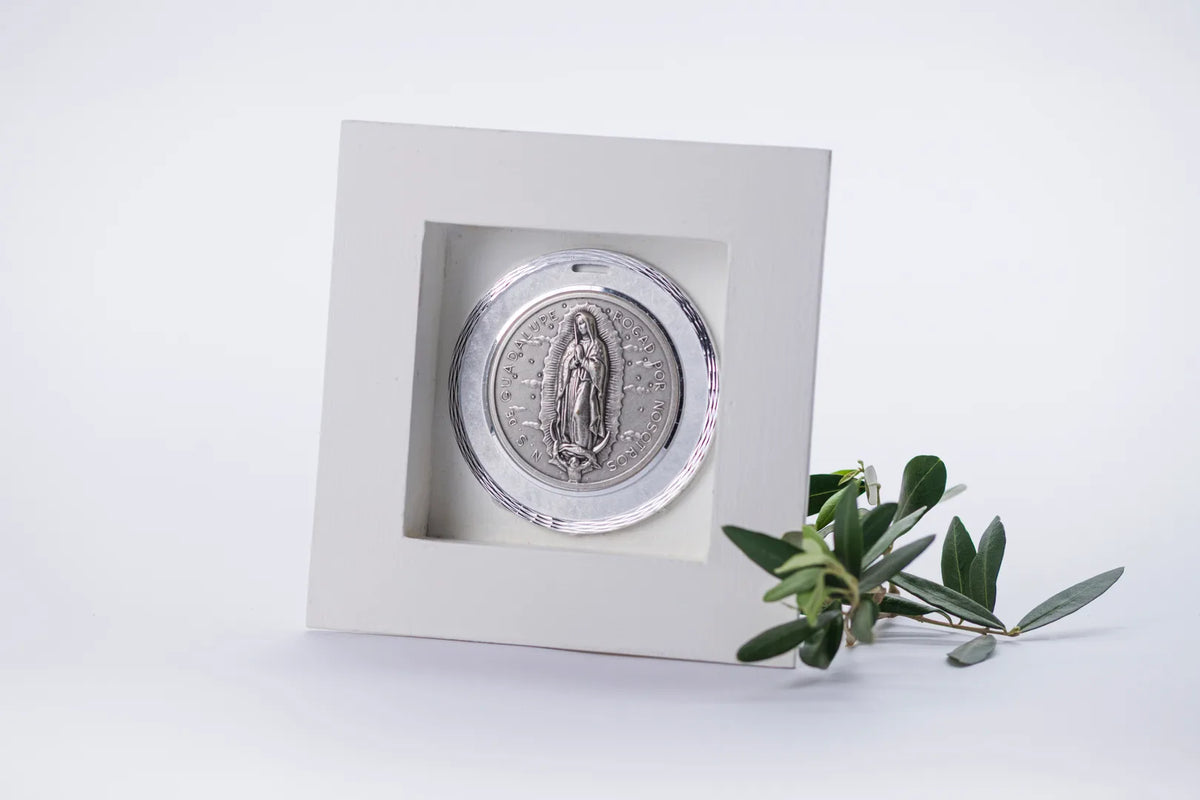 Cuadro blanco con medallón religioso