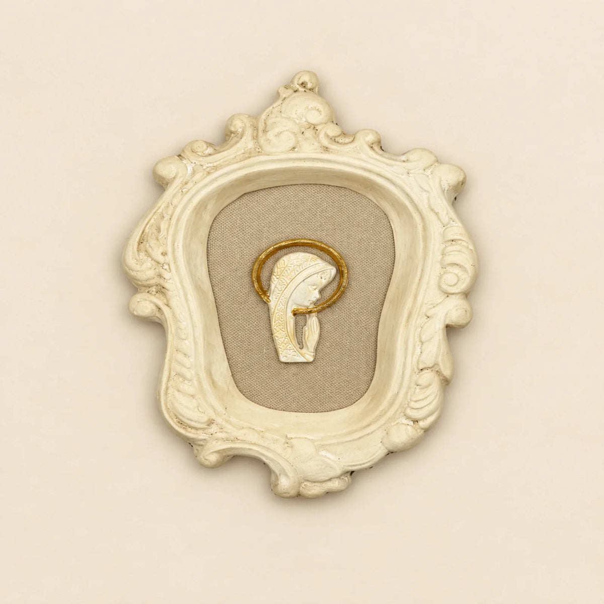 Relieve oval con figura religiosa