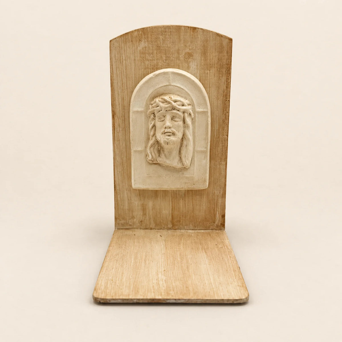 Retablo de madera con relieve