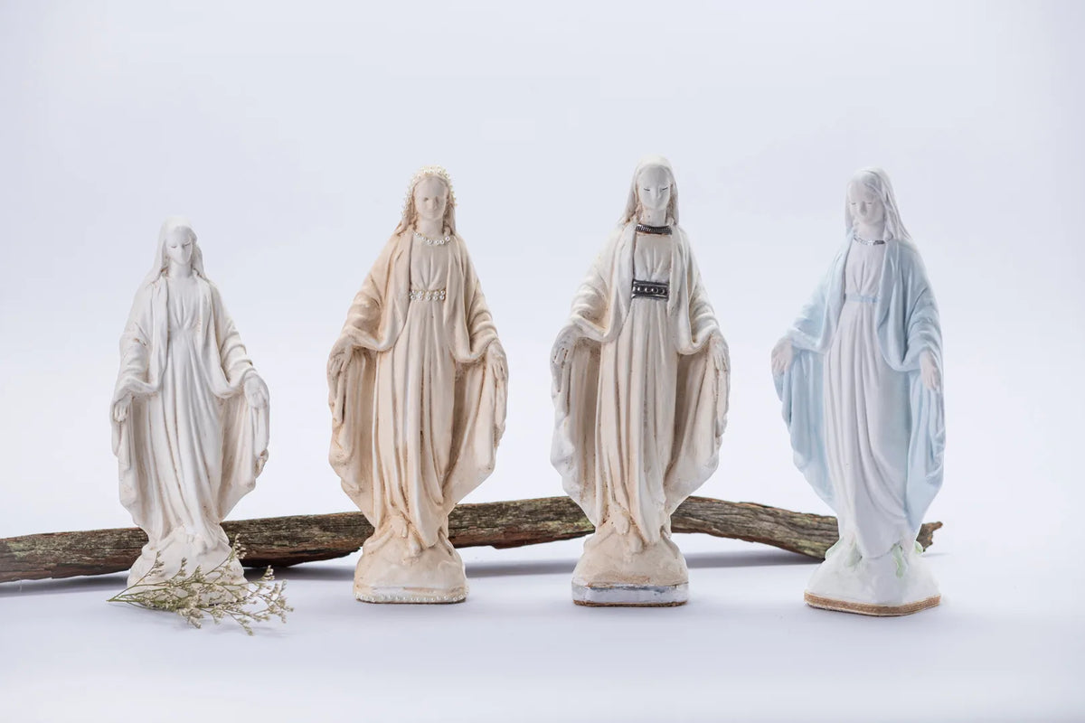 Colección de estatuas de Virgen