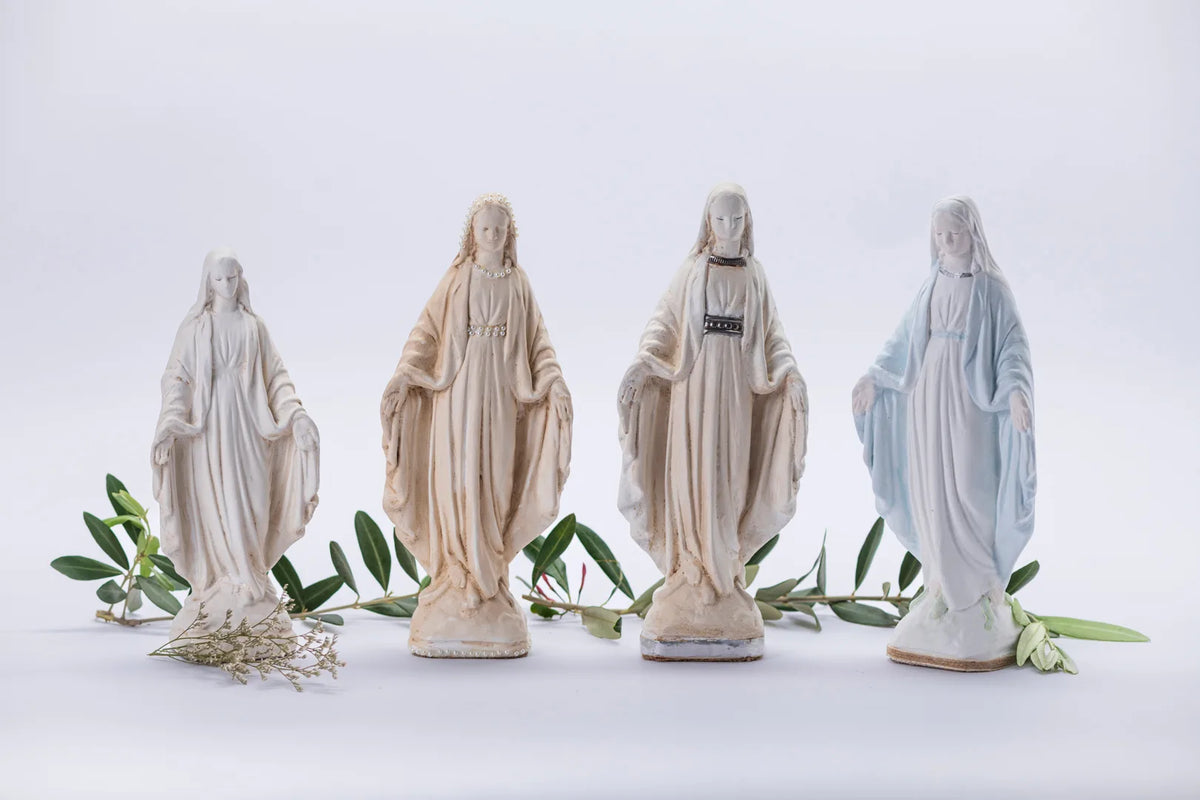 Colección de estatuas de Virgen